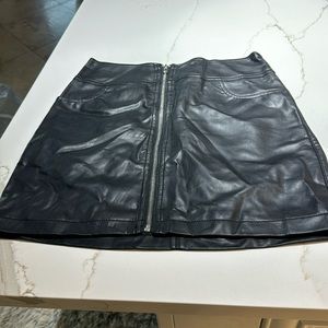 Front zipped faux leather skirt